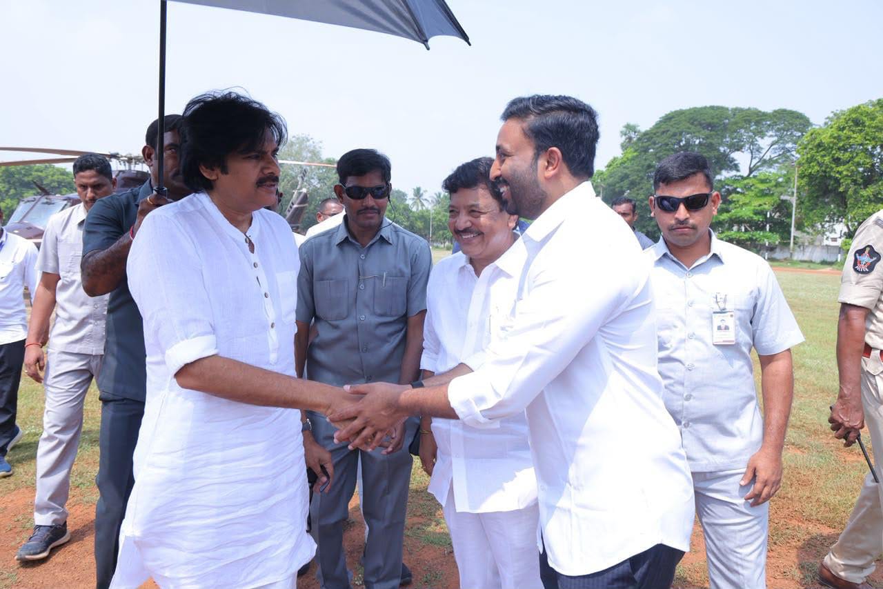 కాకినాడలో పవన్ కళ్యాణ్‌కు ఎంపీ ఉదయ్ శ్రీనివాస్ ఘనస్వాగతం